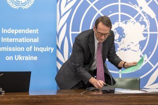 La Commission d'enquête internationale sur l'Ukraine présidée par le Norvégien Erik Møse va plus loin que sa précédente évaluation et estime que la Russie a perpétré des actes qui peuvent équivaloir à des crimes contre l'humanité.